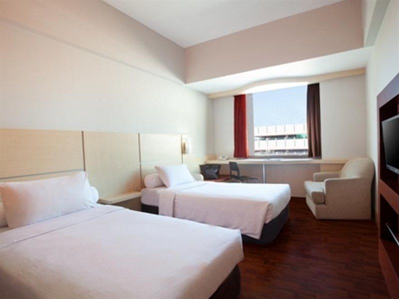 Ibis Styles Jakarta Mangga Dua Square Exterior photo